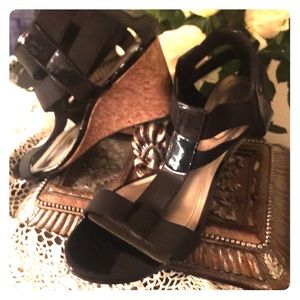 Black sandals with cork heel paten leather straps